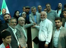 تیپ جدید محمود احمدی نژاد در یک گردهمایی/ تصاویر