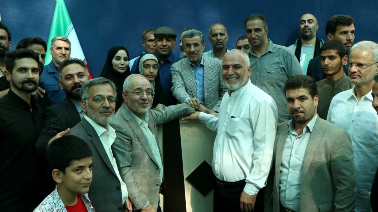 تیپ جدید محمود احمدی نژاد در یک گردهمایی/ تصاویر