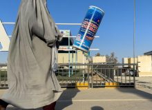 افغان های خسته انرژی خود را با نوشابه های انرژی زا با تامین می کنند/ 90 درصد افغان ها غذای کافی ندارند