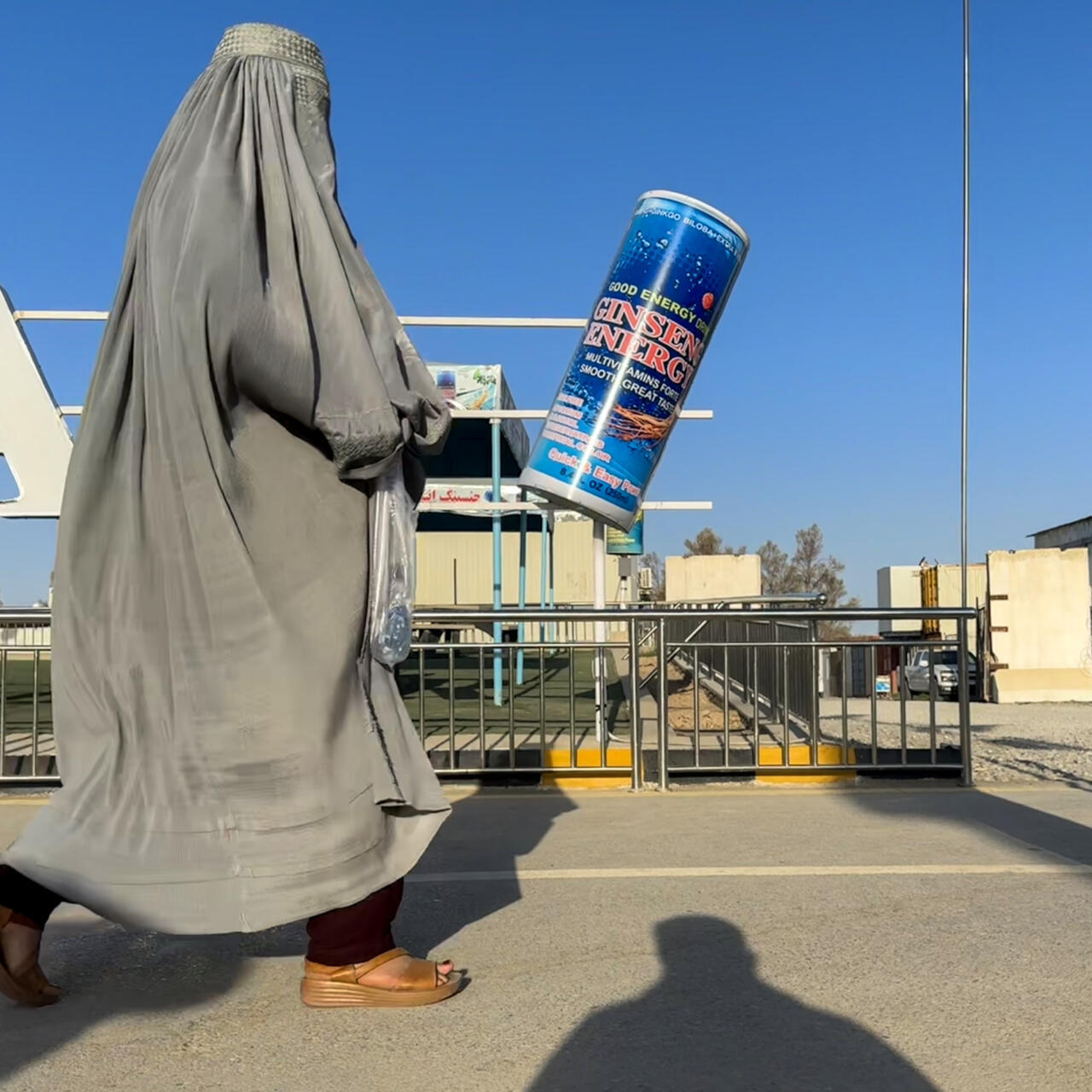 افغان های خسته انرژی خود را با نوشابه های انرژی زا با تامین می کنند/ 90 درصد افغان ها غذای کافی ندارند