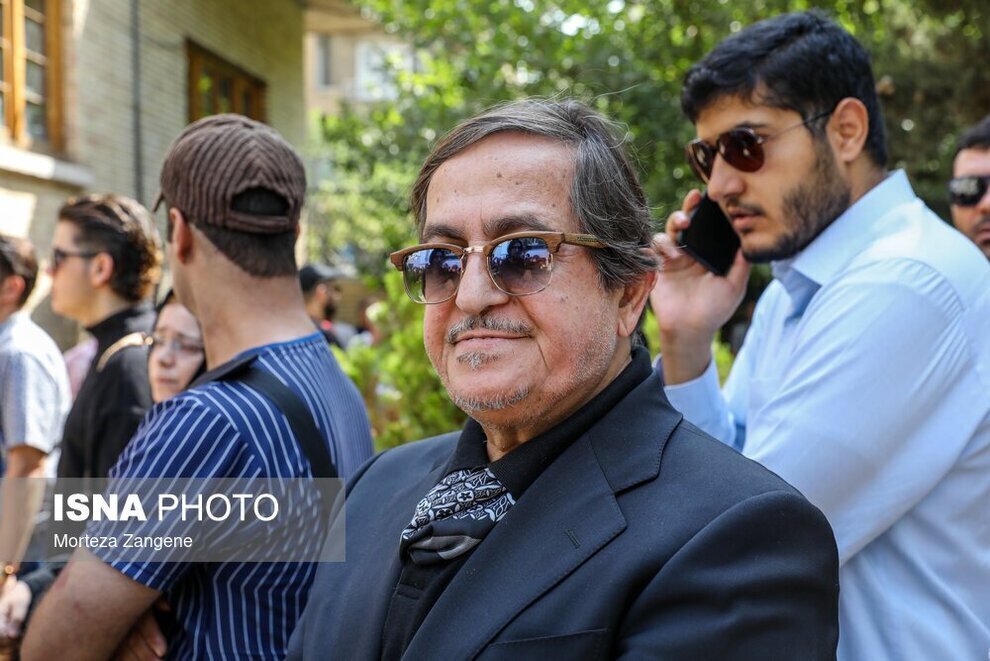 استایل خاص پدر روح‌الله زم در خاکسپاری سعید راد/ عکس