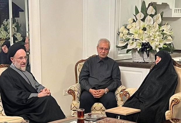 حضور سید محمد خاتمی در منزل علی ربیعی برای تسلیت به او/ عکس