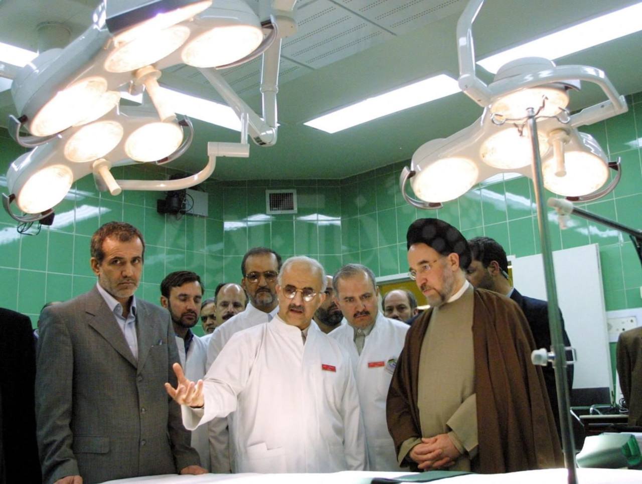 تصویری دیده نشده از خاتمی و پزشکیان در اتاق عمل بیمارستان