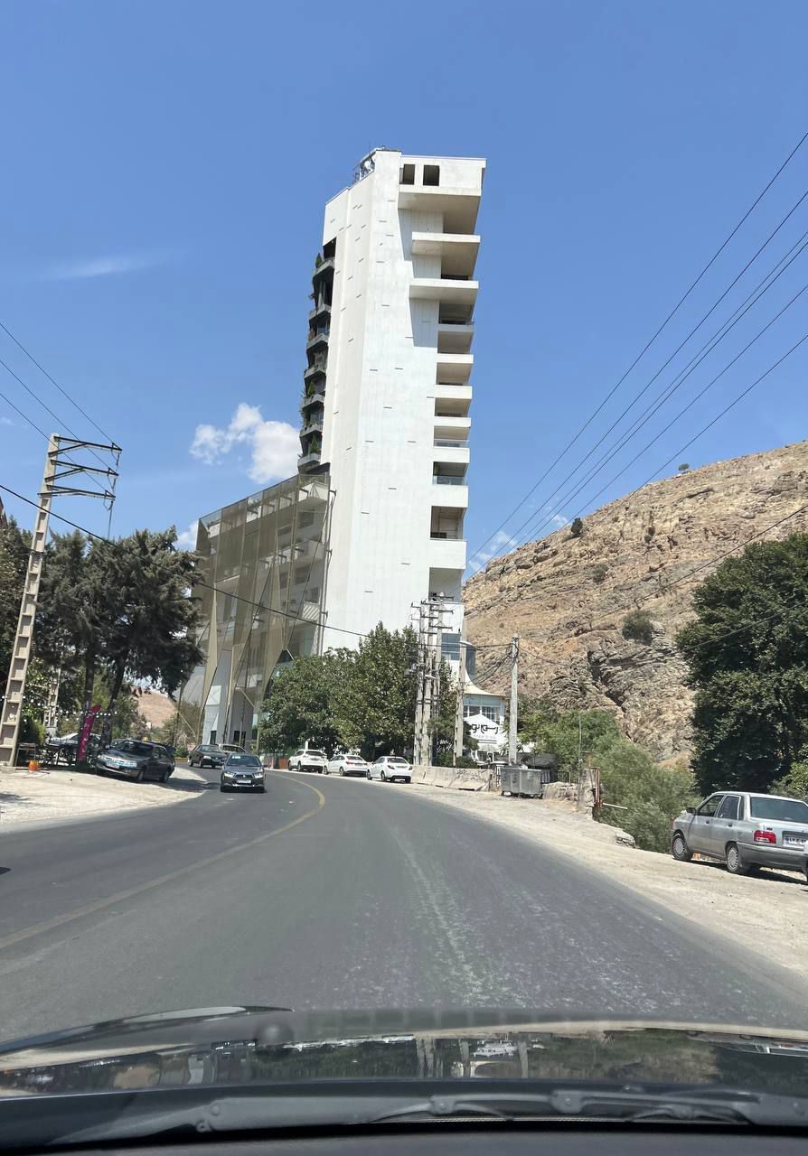 هتلی که  به جای تخریب قد کشید
