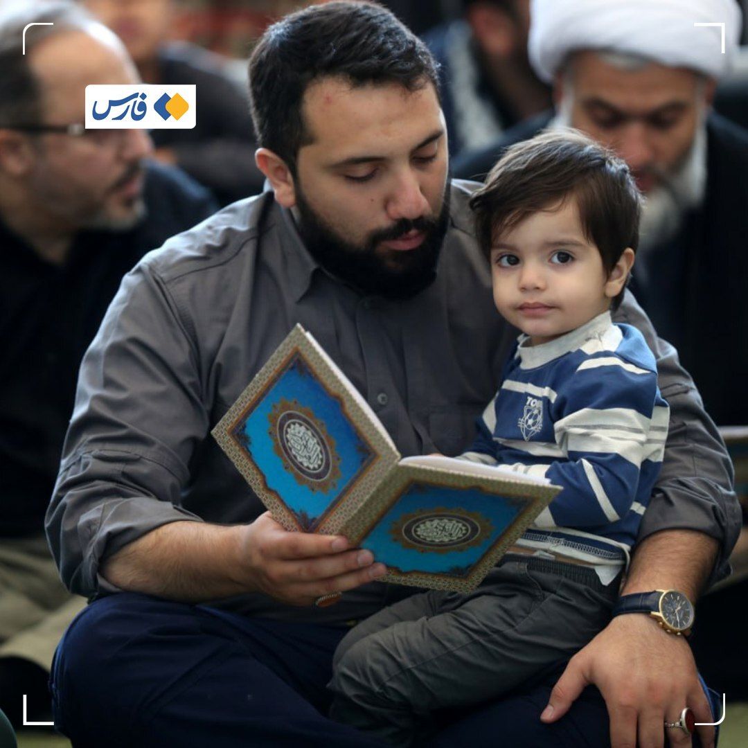 تصویری از فرزند و نوۀ سرلشکر شهید عباس نیلفروشان در نماز جمعه