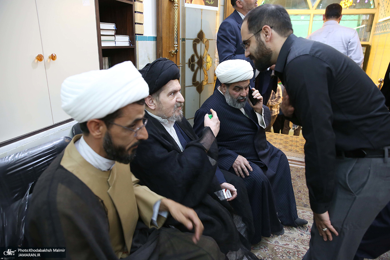 نوه امام در مراسم ختم مادرش/ سید حسین خمینی و پاکت سیگاری در دست!