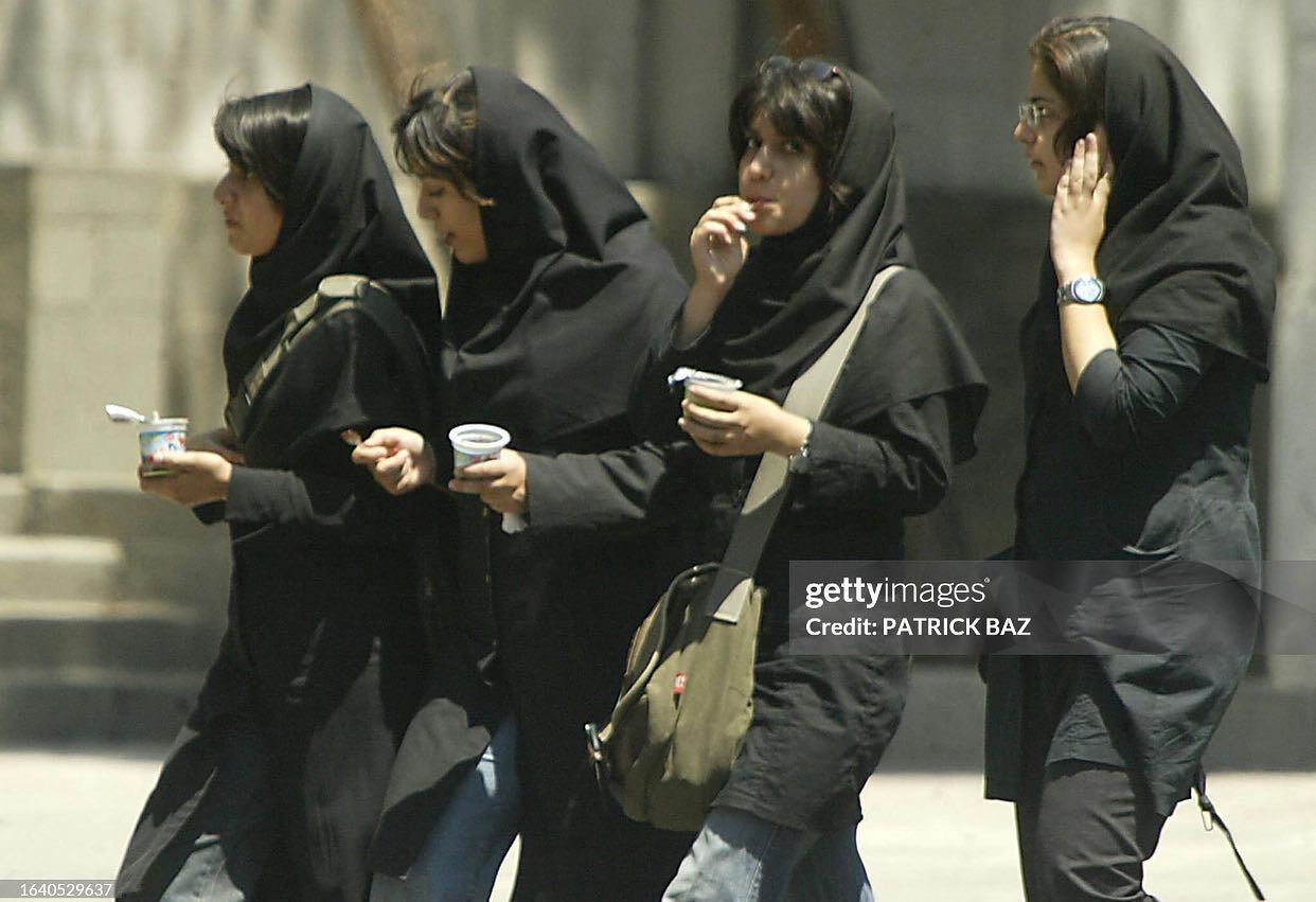 مُد روزِ دختران دانشگاه تهران در تابستان ۸۴ / عکس
