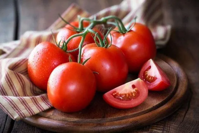 بعد از خوردن گوجه فرنگی این اتفاقات در بدن می افتد