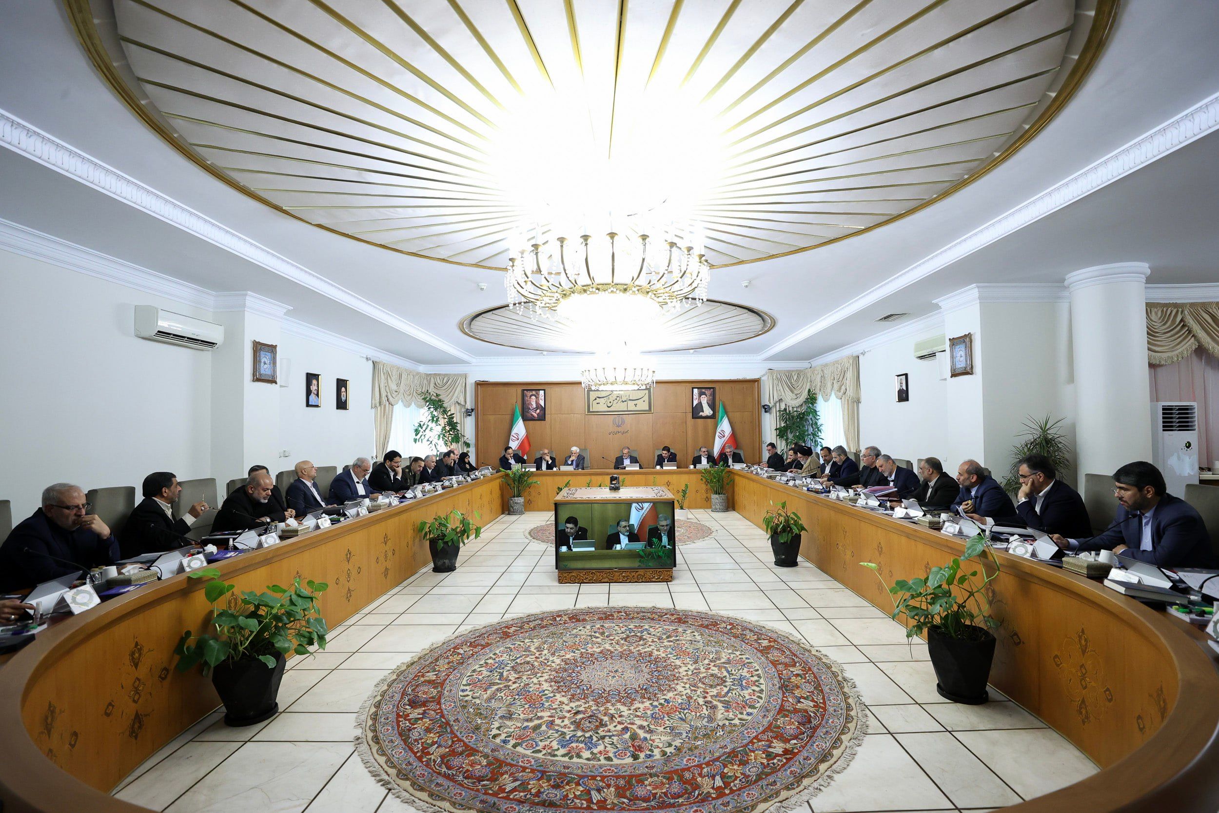تصاویری از اولین جلسه هیات دولت چهاردهم/ حضور پزشکیان و عارف در جلسه/ آخرین حضور مخبر در پاستور/ عکس