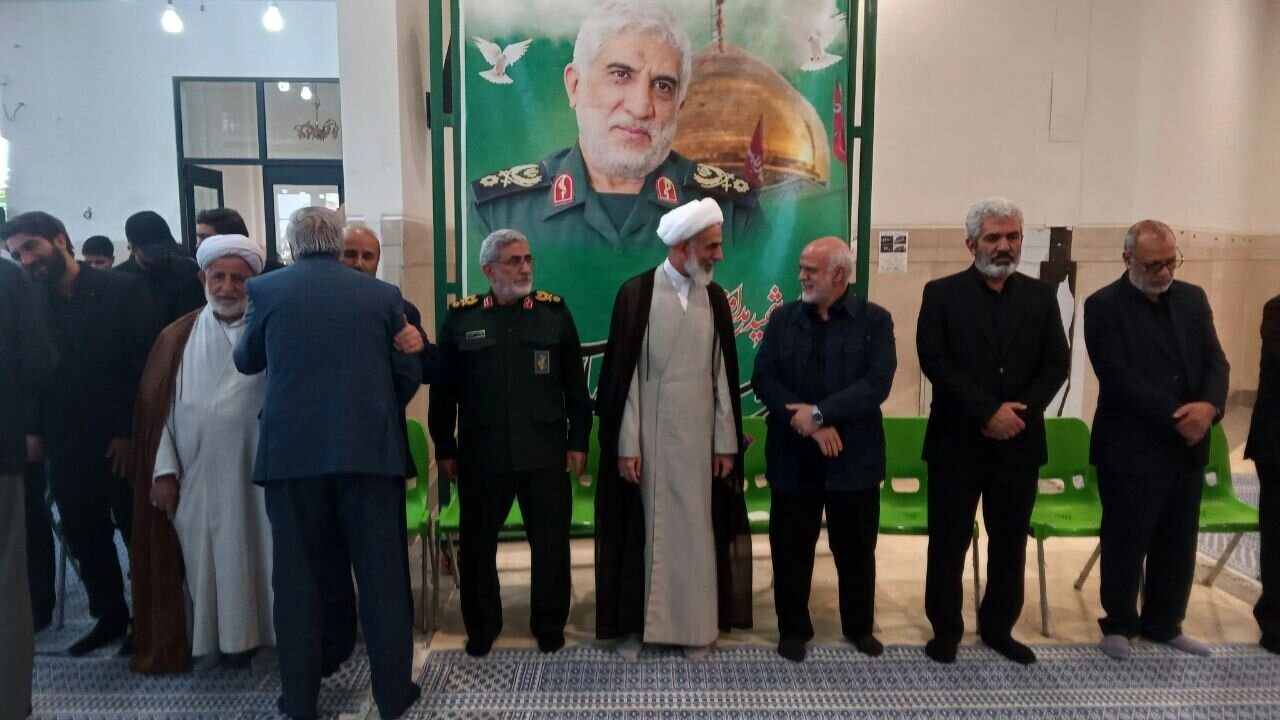 سردار قاآنی میزبان مهمانان مراسم فرمانده به شهادت رسیده در حمله اسرائیل