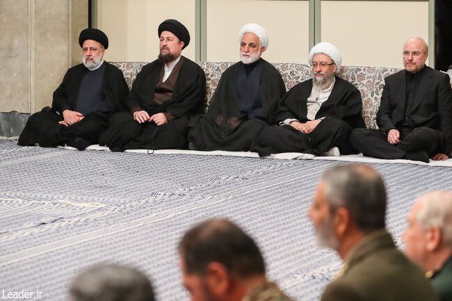 عکس جنجالی یک دیدار / حسن خمینی در جایگاه سران نظام در دیدار با رهبر انقلاب