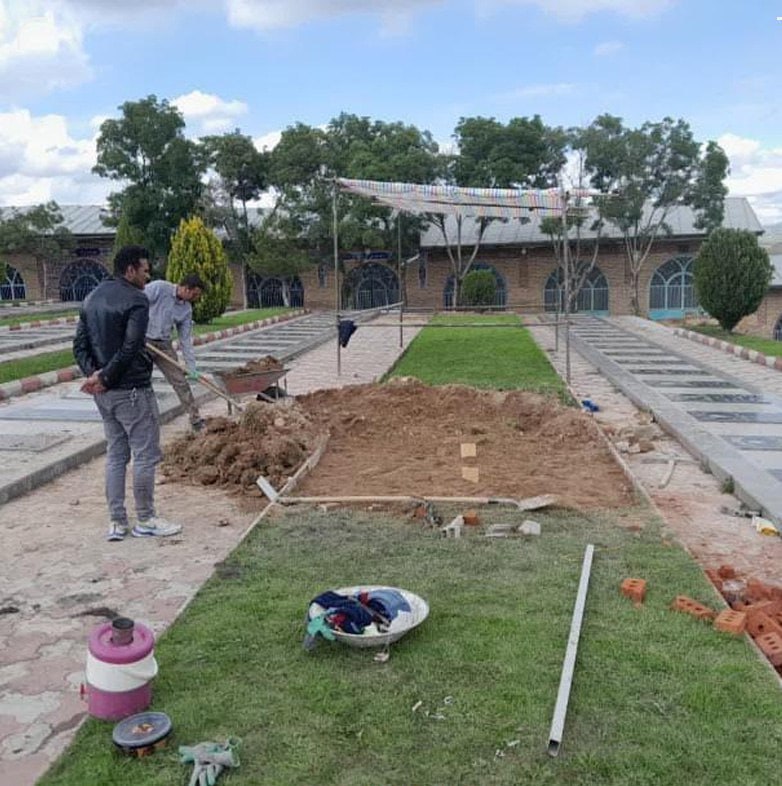 آماده‌سازی محل دفن شهید مالک رحمتی استاندار آذربایجان شرقی در گلزار شهدای مراغه/ عکس