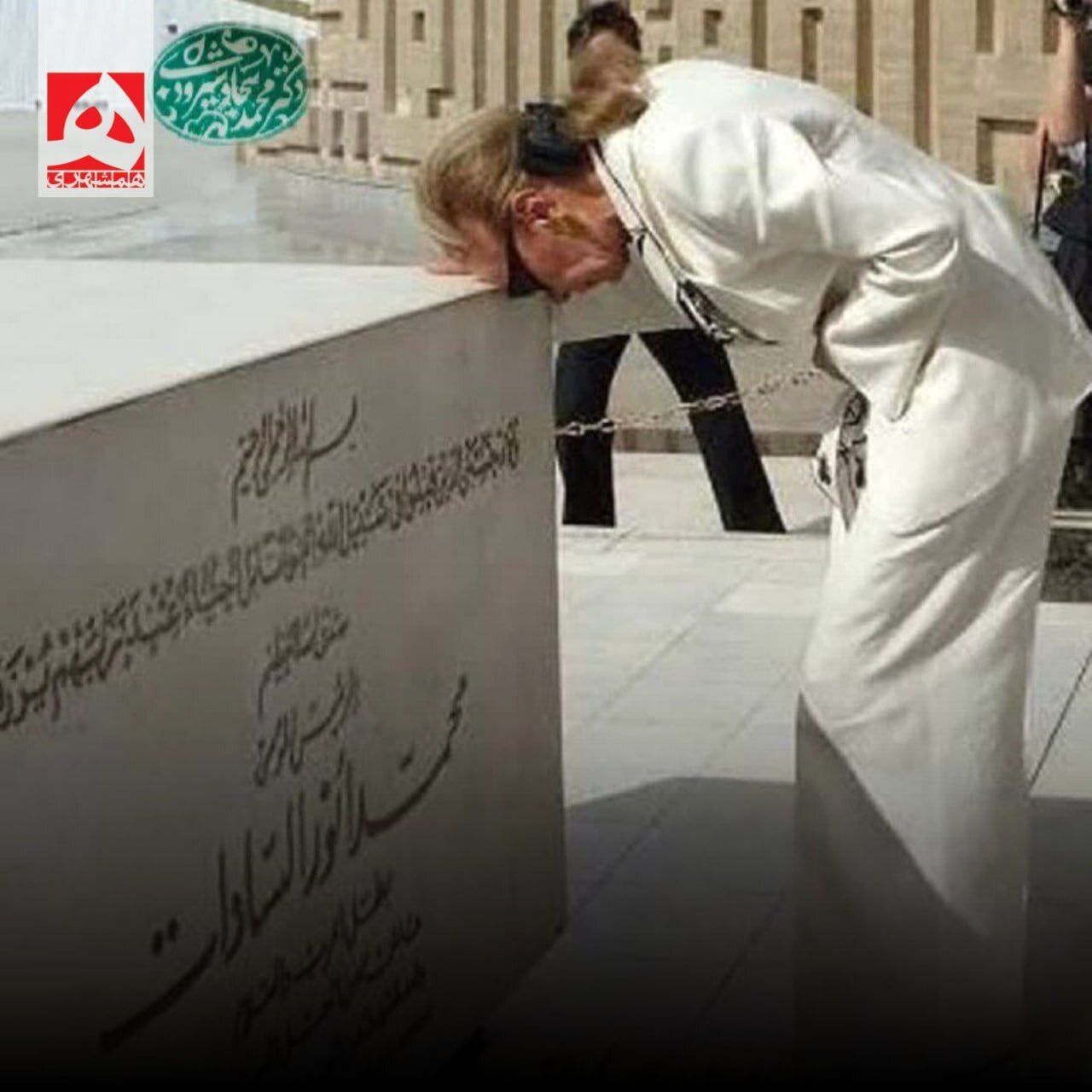 تعظیم کردن فرح پهلوی بر قبر«محمد انور سادات» دیکتاتور نظامی سابق مصر