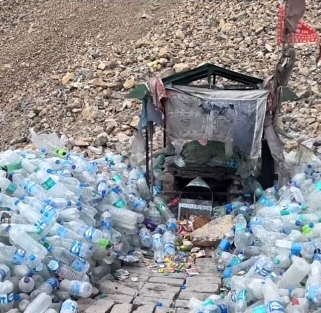 داستان عجیب یک زیارتگاه با انبوهی از آب معدنی