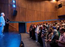 هادی مرزبان اولین اجرای نمایش را به درگذشتگان معدن طبس تقدیم کرد