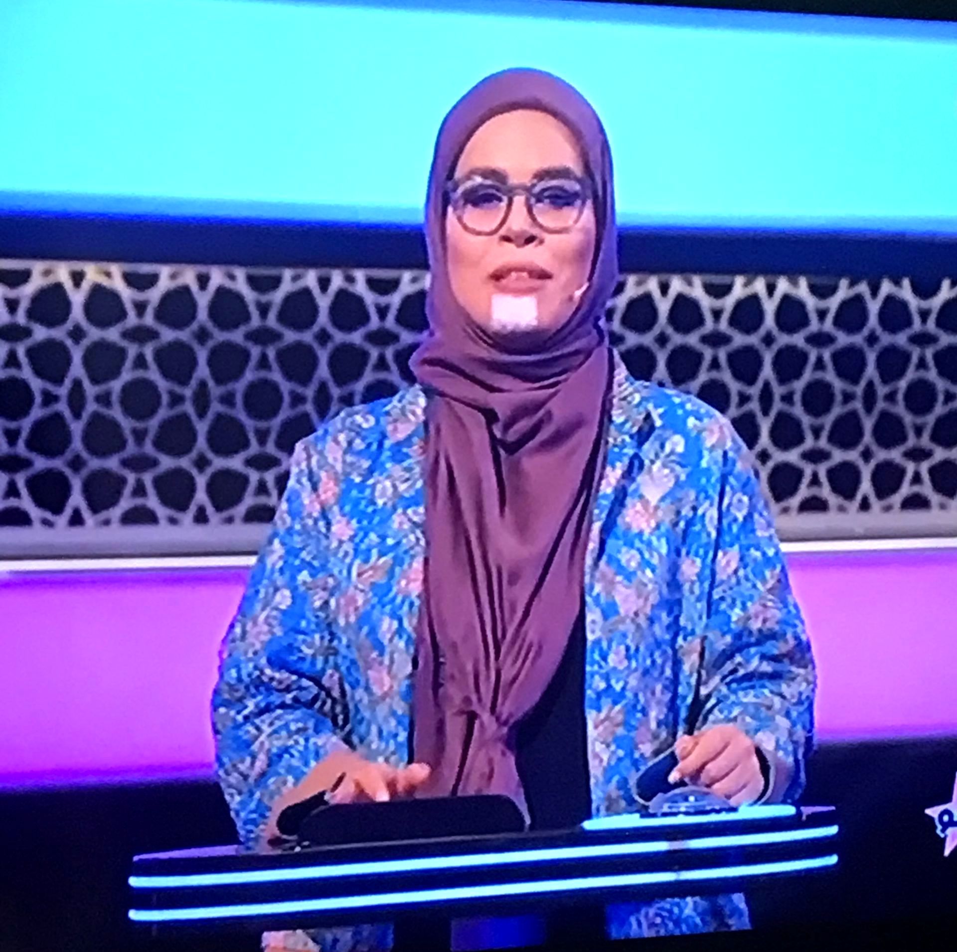 چانه زحمی و پانسمان شده ملیکا شریفی نیا روی آنتن تلویزیون