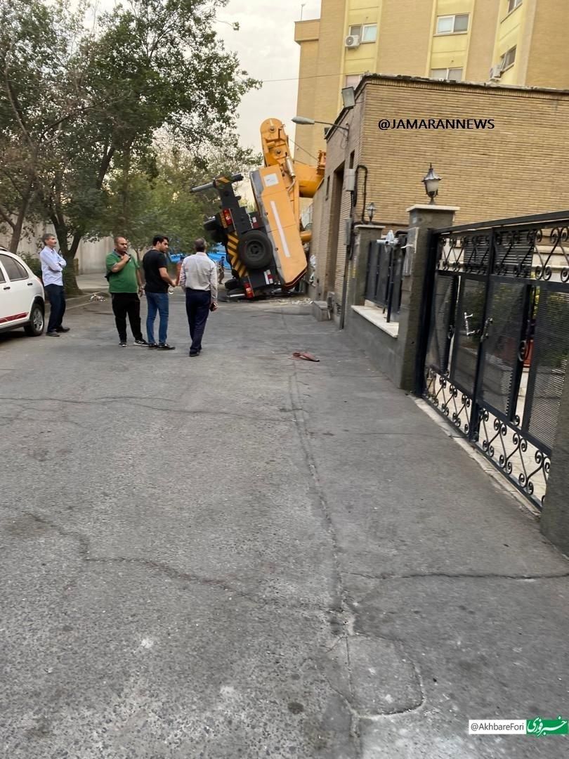 جزییات سقوط جرثقیل در خیابان حافظ؛ ۲ آتش‌نشان مصدوم شدند