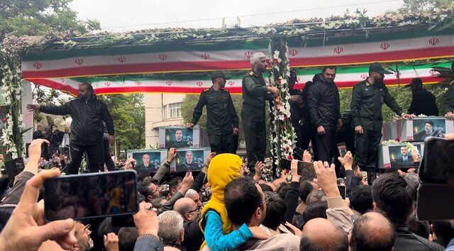 انتقال پیکرهای ابراهیم رئیسی و همراهان وی از معراج شهدای تبریز/ عبور پیکر شهدای خدمت از میان خیل جمعیت/ پیکر شهدای خدمت وارد فرودگاه مهرآباد تهران شد/ استقبال اعضای کابینه از پیکر شهید رئیسی/