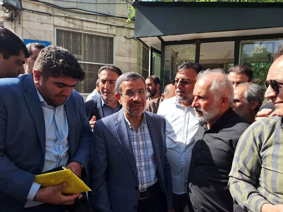 حضور احمدی نژاد و تعدادی از طرفدارانش در میدان ۷۲ نارمک/ تصاویر