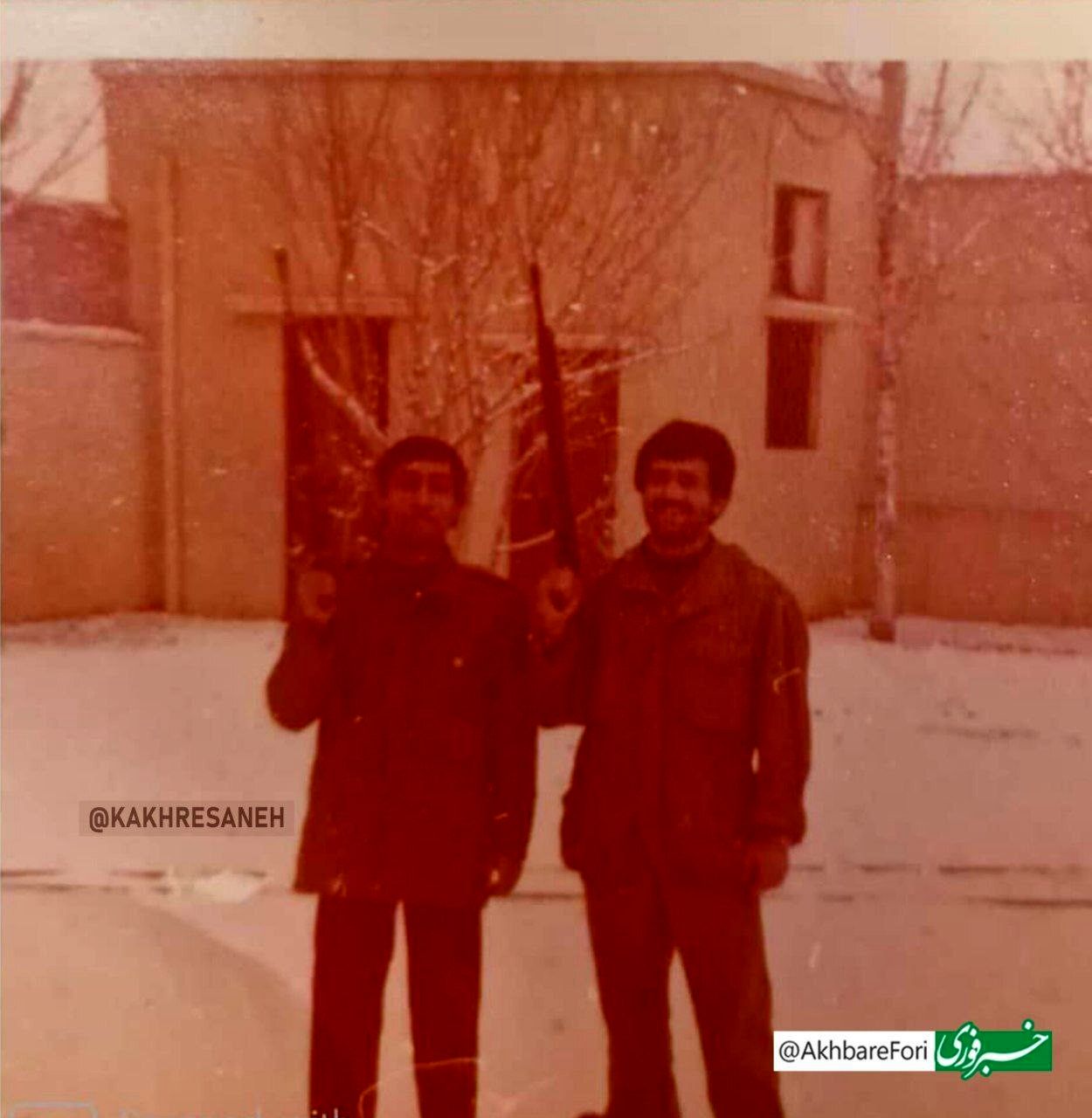 تصویری از پزشکیان و قائم پناه، ژ ۳ به دست در نبرد با تجزیه طلبان در سال ۱۳۵۸