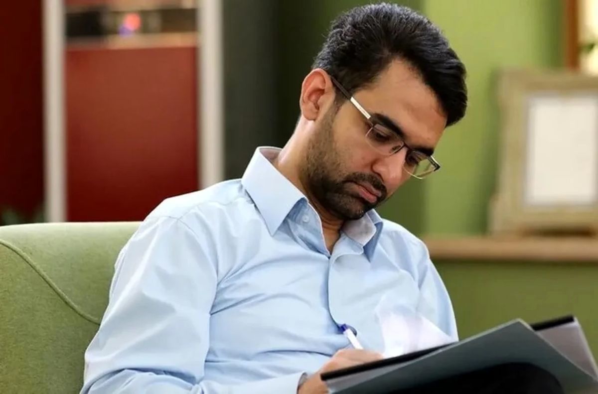 آذریجهرمی: ممنوعیت واردات آیفون در دولت چهاردهم بازنگری میشود