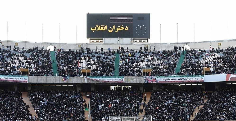 انتقاد روزنامه اصولگرا از تجمع حجاب در ورزشگاه آزادی/ این همایش‌ها هیچ کمکی به مساله حجاب نمی‌کند/ مردم نیامدند و نمی شد صندلی‎های خالی را پنهان کرد