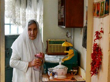 فریده سپاهمنصور: پیشکسوتان خانهنشین شدهاند/ دوستی خاله خرسه در «یک جمعیت قابل کنترل»