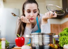 چگونه ترشی غذا را کم کنیم؟