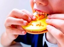 به این ۶ دلیل به کودکان کلوچه و بیسکوئیت ندهید