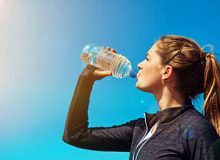 خطر نوشیدن آب از بطری پلاستیکی