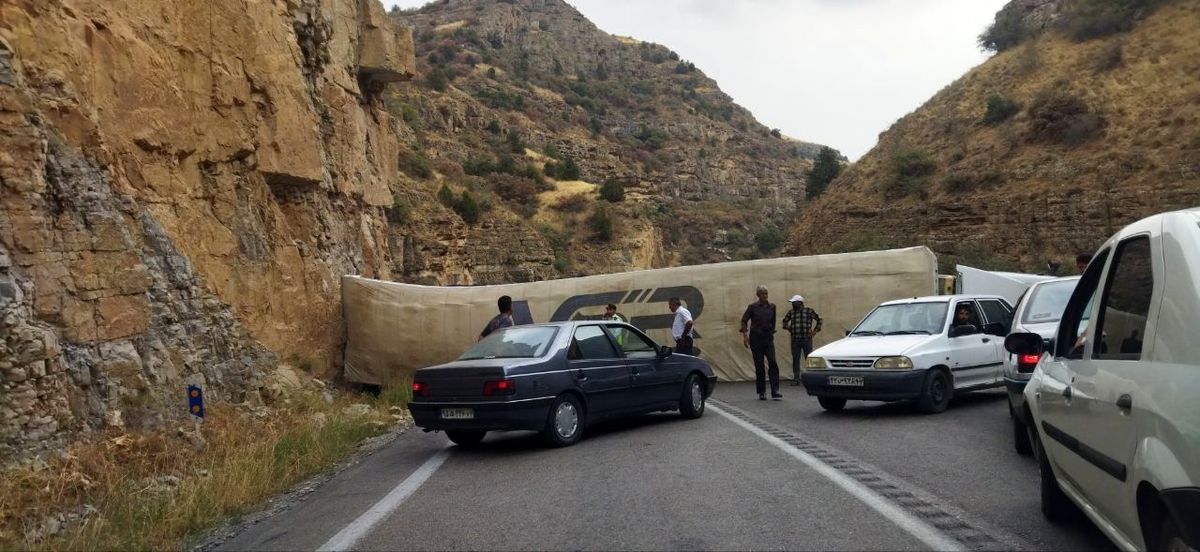 واژگونی یک دستگاه خودرو تریلی در محور درگز به قوچان