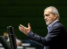 انتقاد تند روزنامه اصلاح طلب از برخوردهای رادیکالی با پزشکیان/ مخالفان انتخابات داعیه‌دار جمهوریت شده و می‌گویند نطق پزشکیان در مجلس اعلام رسمی حذف جمهوریت است