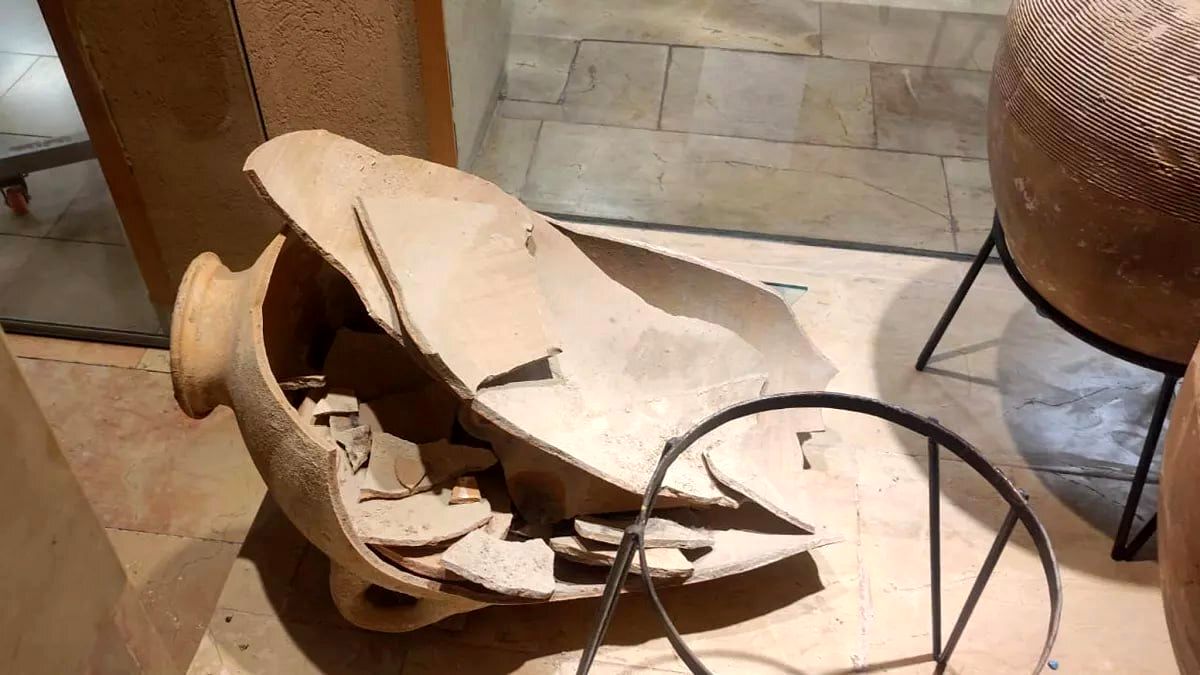 کوزه شکست!/ پسربچه کنجکاو ظرف باستانی ۳۵۰۰ ساله را زمین زد