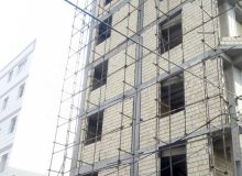داربست ساختمان به داخل منزل همسایه سقوط کرد/ ویدئو
