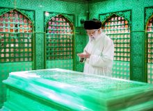 مضجع مطهر حضرت امام رضا (ع) با حضور رهبر انقلاب غبارروبی شد
