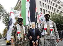 نتانیاهو در زمین ایران بازی می کند