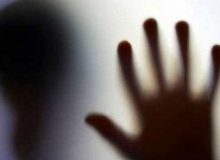 مادر بی رحم پسر ۹ ساله اش را برای تجاوز به فروش گذاشت