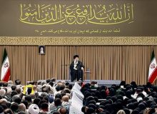 رهبر انقلاب: امروز جرات حمله به مرزهای ایران را ندارند/ با نظام سلطه مخالفیم/ چرایی جنگ 8 ساله را نسل جوان ما بدانند