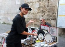 دستفروش ترکیه‌ای برای گوش دادن پول می‌گیرد