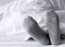 با جوراب خوابیدن خوب است یا بد؟