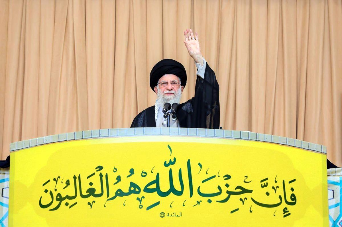 رهبر انقلاب در خطبه‌‎های نماز جمعه: اقدام درخشان نیروهای مسلح در مجازات رژیم صهیونیستی کاملاً قانونی و مشروع بود