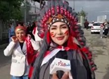 استایل سرخپوستی دختر پرسپولیسی در ورزشگاه آزادی/ ویدئو