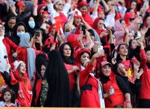 روزنامه کیهان: دیدید ورود زنان به ورزشگاه‌ها غلط بود؟!