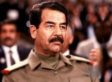 حضور یک شهروند با گریم صدام حسین در استادیوم فوتبال!/ ویدئو