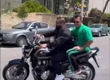 دور دور هادی چوپان با موتور سنگین سی بی ۱۳۰۰ در شهر/ ویدئو
