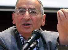 صادق زیباکلام: تفاوتی میان قالیباف و رسایی نیست/ ۲ هفته به مشارکت ۵۰۰ هزار رأیی می‌خندند!/ مدت‌هاست عملاً مجلس جایگاه اثرگذاری خود را از دست داده