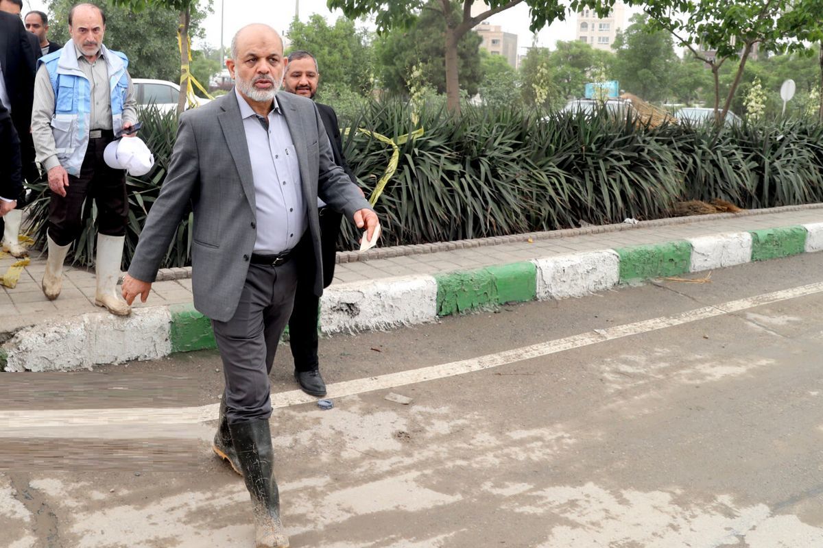 وزیر کشور در پی سیل مشهد: این 3 نفری که فوت کرده‌اند، کفن و دفنشان مجانی انجام شود/ ویدئو