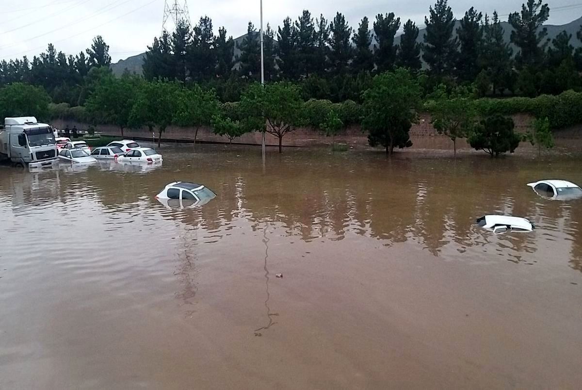 زیرگذر انقلاب مشهد دوباره زیر آب غرق شد/ ویدئو