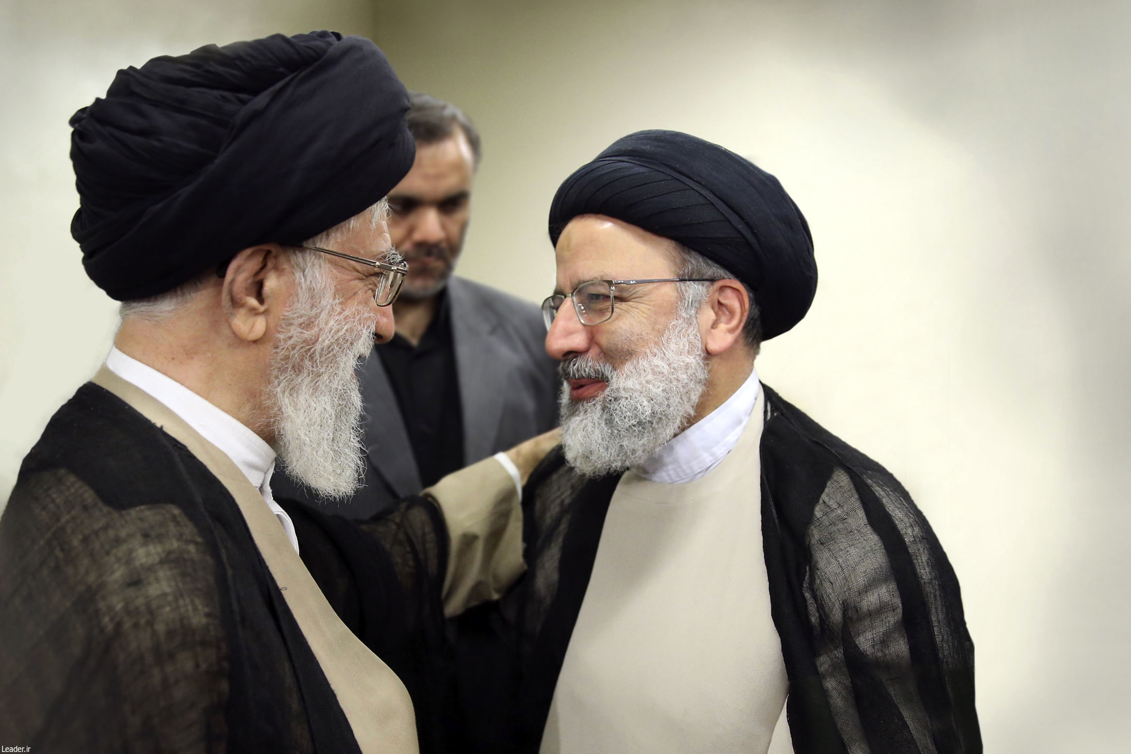 پیام تسلیت رهبر انقلاب در پی درگذشت شهادت‌گونه رئیس‌جمهور و همراهان گرامی ایشان/ حضرت آیت‌الله خامنه‌ای: اینجانب 5 روز عزای عمومی اعلام می کنم و به ملت عزیز ایران تسلیت می گویم/ جناب آقای مخبر طبق اصل ۱۳۱ قانون اساسی در مقام مدیریت قوه‌ مجریه قرار می گیرد