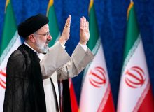 لحظه پیدا شدن انگشتر رئیسی در محل سانحه/ ویدئو